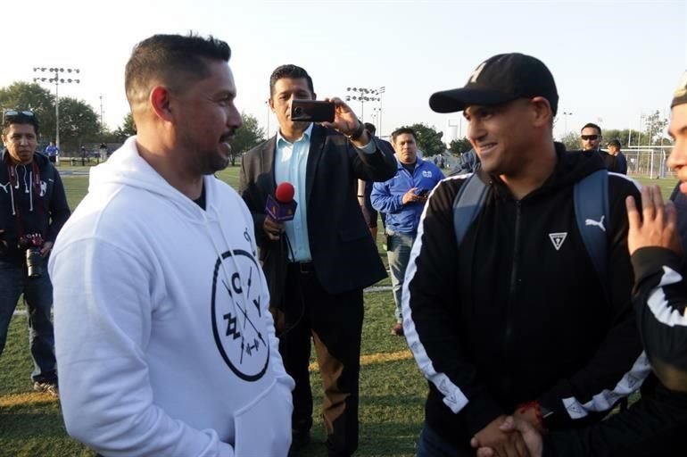 Los ex jugadores de Tigres y Rayados que participarán este sábado en el Clásico de Leyendas entrenaron el viernes, cobijados por aficionados.