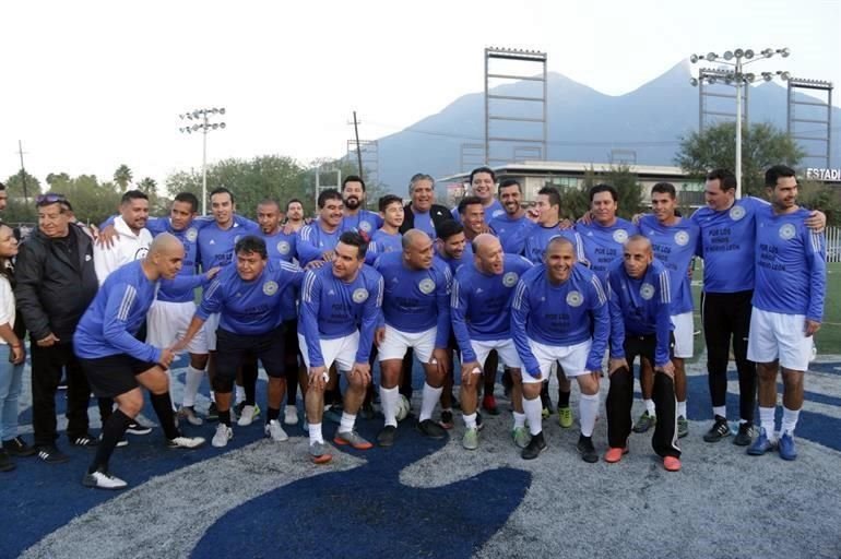 Los ex jugadores de Tigres y Rayados que participarán este sábado en el Clásico de Leyendas entrenaron el viernes, cobijados por aficionados.