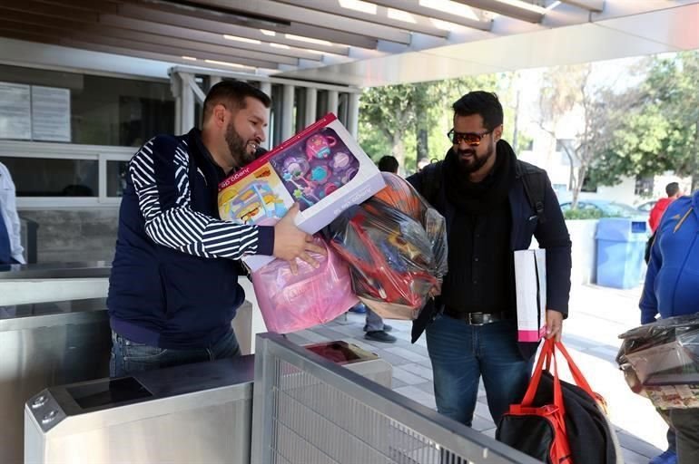 La práctica fue con causa, los aficionados accesaron a ella donando un juguete nuevo o en buen estado. En total se recaudaron 228 juguetes.