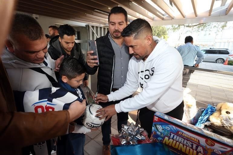 Los ex jugadores atendieron a los aficionados que acudieron a ver su práctica en los Campos Escamilla.
