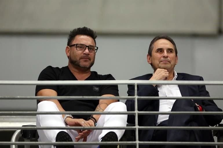 Antonio Mohamed y José González Ornelas llegaron temprano para ver el partido.