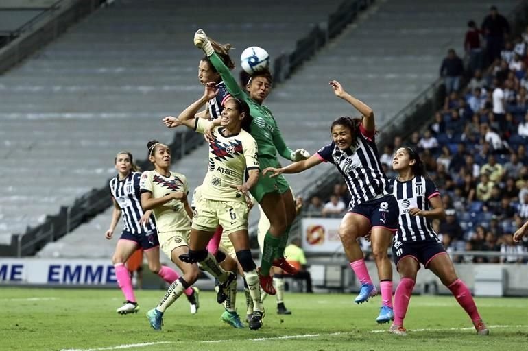 Desirée Monsiváis le estorbó a Gutiérrez, portera americanista, y ésta anotó un autogol. Era el 2-0 apenas al 19'.