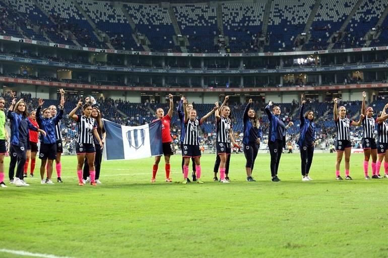 Las Rayadas festejaron al final con la afición su boleto por el título, el cual disputarán ante Tigres Femenil.