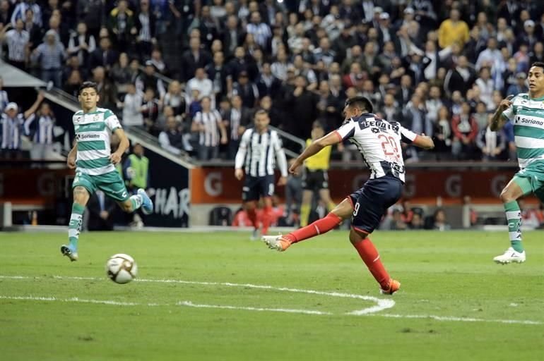 A Carlos Rodríguez le anularon el tercer gol de Rayados por una mano previa de Janssen.