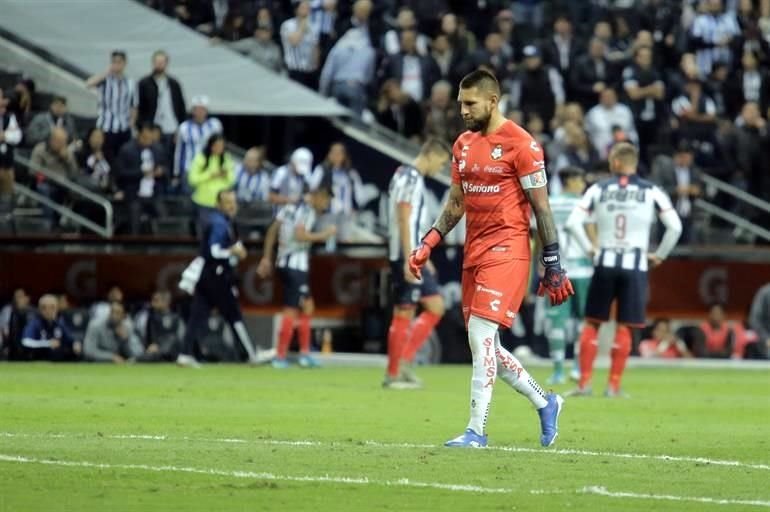 A Carlos Rodríguez le anularon el tercer gol de Rayados por una mano de Janssen.