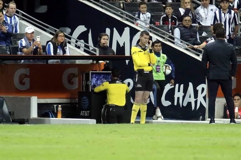 El árbitro Jorge Isaac Rojas revisó la jugada del gol de Carlos Rodríguez y lo anuló.