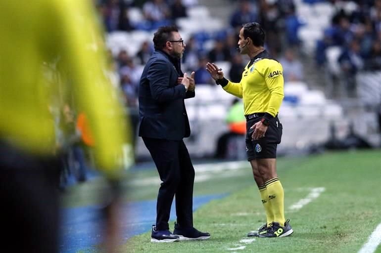 El DT de Rayados Antonio Mohamed fue amonestado por pedirle a la afición que presionara al árbitro.