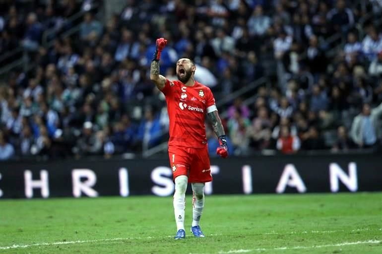 Tras la anulación del gol de Rodríguez con el VAR, Santos se levantó anímicamente.