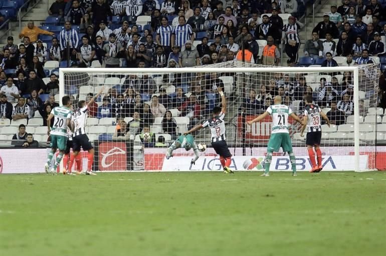 Eryc Castillo empató el marcador al 45'+2' para Santos.