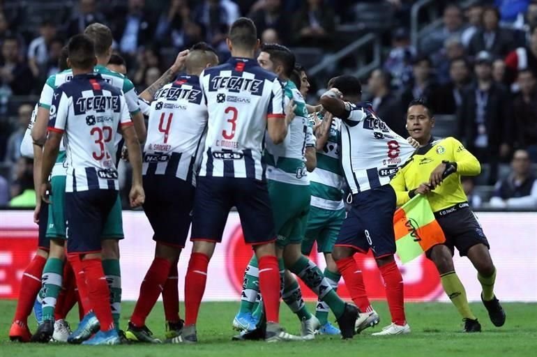 Dorlan Pabon (der.) participó en un pequeño conato de bronca.