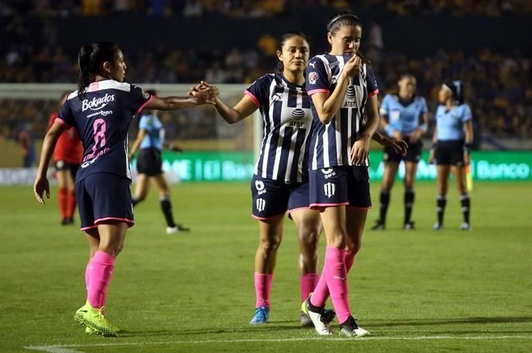 Las jugadoras de Rayadas se fueron cabizbajas al vestidor en el medio tiempo, con el 1-0 en contra.