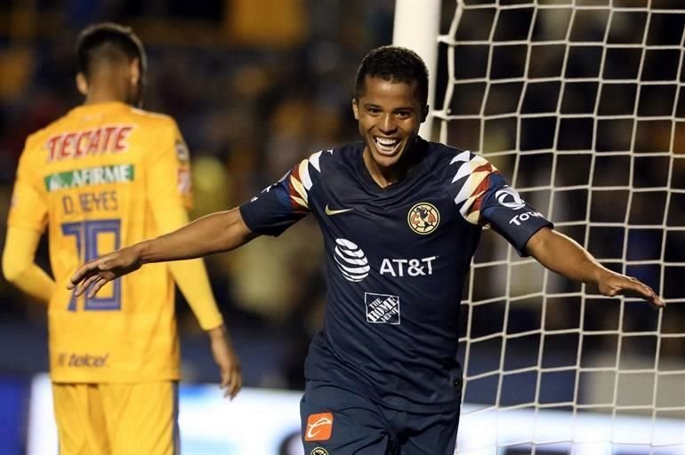 El primer gran error de Salcedo llegó al minuto 45, cuando marcó de forma 'tibia' a Henry Martín, quien posteriormente cedió a Giovani Dos Santos para el 3-0.