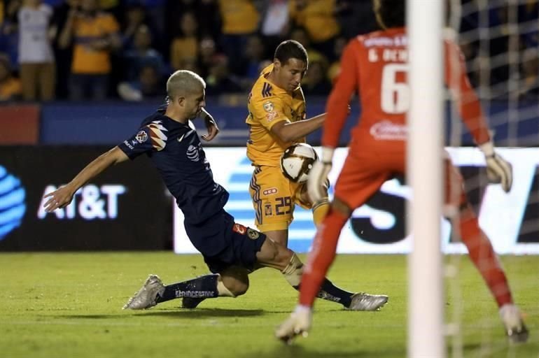 Más tarde llegó André-pierre Gignac para acercar más a los felinos.