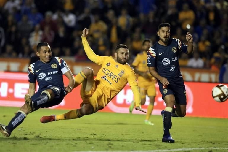 El francés remató de volea para vencer a Guillermo Ochoa.