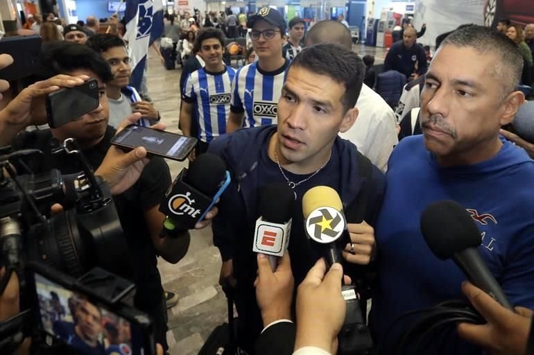 Cientos de aficionados acudieron al Aeropuerto Internacional de Monterrey para despedir a los Rayados, quienes este domingo partieron rumbo a Qatar para disputar el Mundial de Clubes.