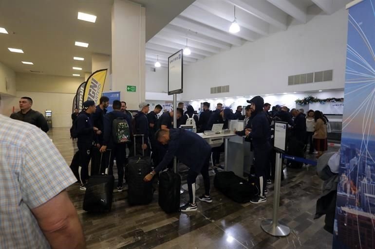 Cientos de aficionados acudieron al Aeropuerto Internacional de Monterrey para despedir a los Rayados, quienes este domingo partieron rumbo a Qatar para disputar el Mundial de Clubes.