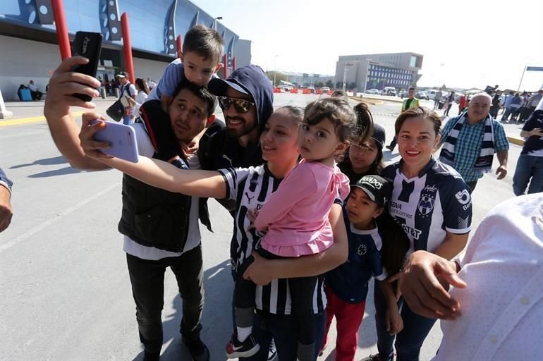 Cientos de aficionados acudieron al Aeropuerto Internacional de Monterrey para despedir a los Rayados, quienes este domingo partieron rumbo a Qatar para disputar el Mundial de Clubes.