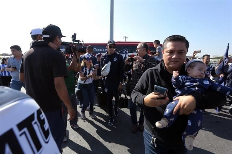 Cientos de aficionados acudieron al Aeropuerto Internacional de Monterrey para despedir a los Rayados, quienes este domingo partieron rumbo a Qatar para disputar el Mundial de Clubes.