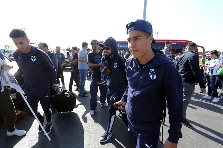 Cientos de aficionados acudieron al Aeropuerto Internacional de Monterrey para despedir a los Rayados, quienes este domingo partieron rumbo a Qatar para disputar el Mundial de Clubes.