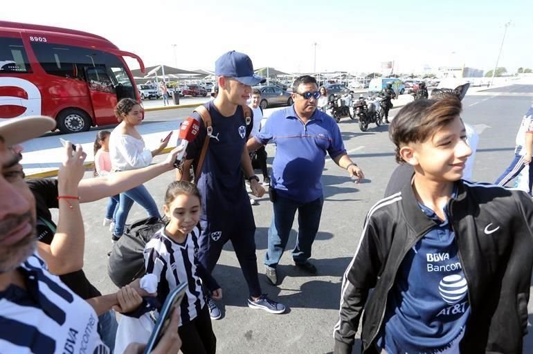 Cientos de aficionados acudieron al Aeropuerto Internacional de Monterrey para despedir a los Rayados, quienes este domingo partieron rumbo a Qatar para disputar el Mundial de Clubes.