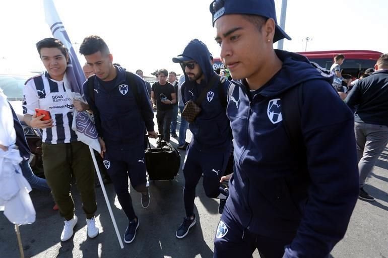 Cientos de aficionados acudieron al Aeropuerto Internacional de Monterrey para despedir a los Rayados, quienes este domingo partieron rumbo a Qatar para disputar el Mundial de Clubes.