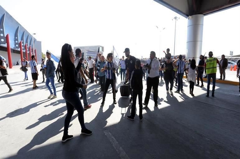 Cientos de aficionados acudieron al Aeropuerto Internacional de Monterrey para despedir a los Rayados, quienes este domingo partieron rumbo a Qatar para disputar el Mundial de Clubes.