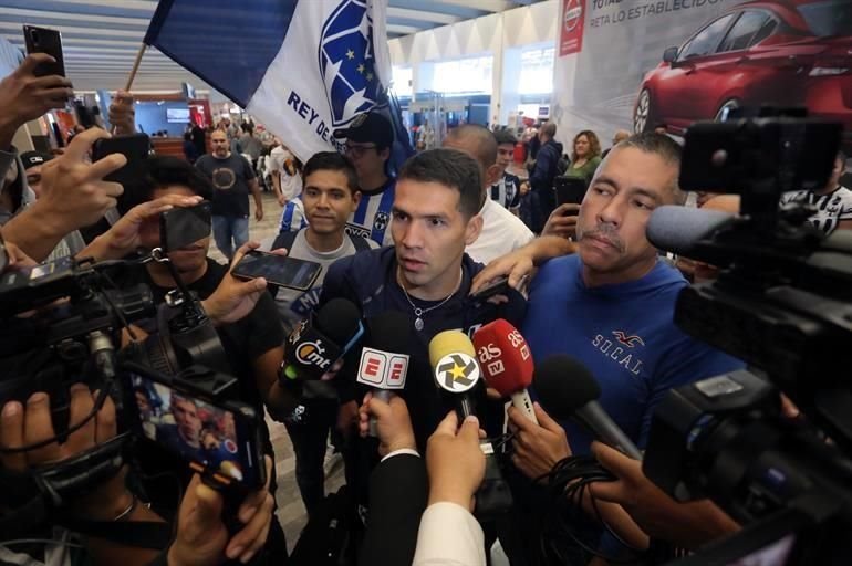 Cientos de aficionados acudieron al Aeropuerto Internacional de Monterrey para despedir a los Rayados, quienes este domingo partieron rumbo a Qatar para disputar el Mundial de Clubes.