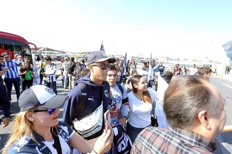 Cientos de aficionados acudieron al Aeropuerto Internacional de Monterrey para despedir a los Rayados, quienes este domingo partieron rumbo a Qatar para disputar el Mundial de Clubes.