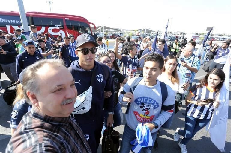 Cientos de aficionados acudieron al Aeropuerto Internacional de Monterrey para despedir a los Rayados, quienes este domingo partieron rumbo a Qatar para disputar el Mundial de Clubes.