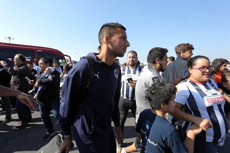 Cientos de aficionados acudieron al Aeropuerto Internacional de Monterrey para despedir a los Rayados, quienes este domingo partieron rumbo a Qatar para disputar el Mundial de Clubes.