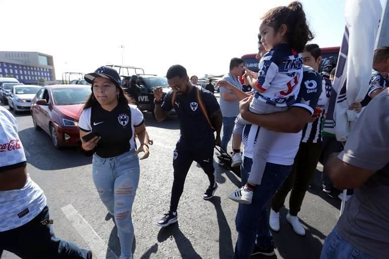 Cientos de aficionados acudieron al Aeropuerto Internacional de Monterrey para despedir a los Rayados, quienes este domingo partieron rumbo a Qatar para disputar el Mundial de Clubes.