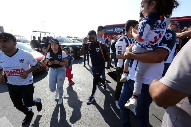 Cientos de aficionados acudieron al Aeropuerto Internacional de Monterrey para despedir a los Rayados, quienes este domingo partieron rumbo a Qatar para disputar el Mundial de Clubes.