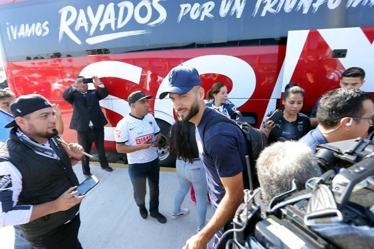 Cientos de aficionados acudieron al Aeropuerto Internacional de Monterrey para despedir a los Rayados, quienes este domingo partieron rumbo a Qatar para disputar el Mundial de Clubes.