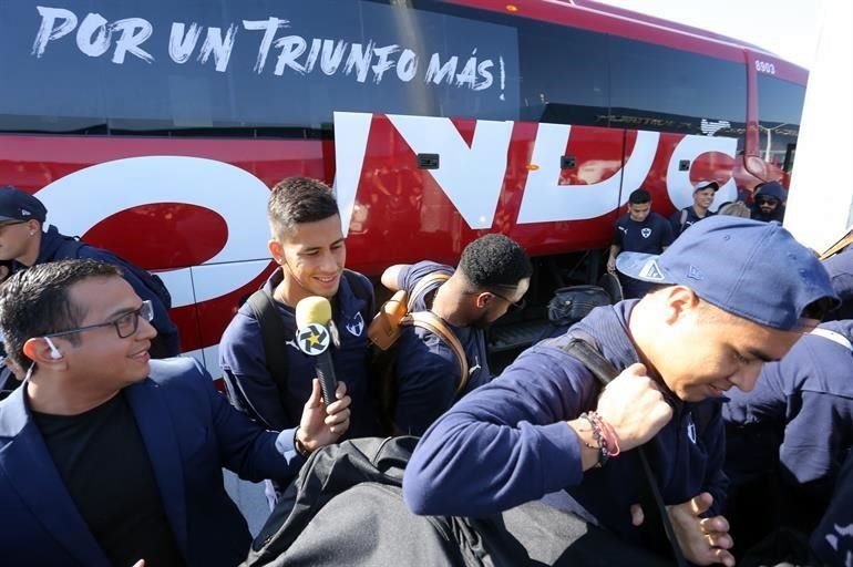 Cientos de aficionados acudieron al Aeropuerto Internacional de Monterrey para despedir a los Rayados, quienes este domingo partieron rumbo a Qatar para disputar el Mundial de Clubes.