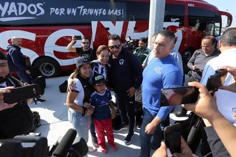 Cientos de aficionados acudieron al Aeropuerto Internacional de Monterrey para despedir a los Rayados, quienes este domingo partieron rumbo a Qatar para disputar el Mundial de Clubes.