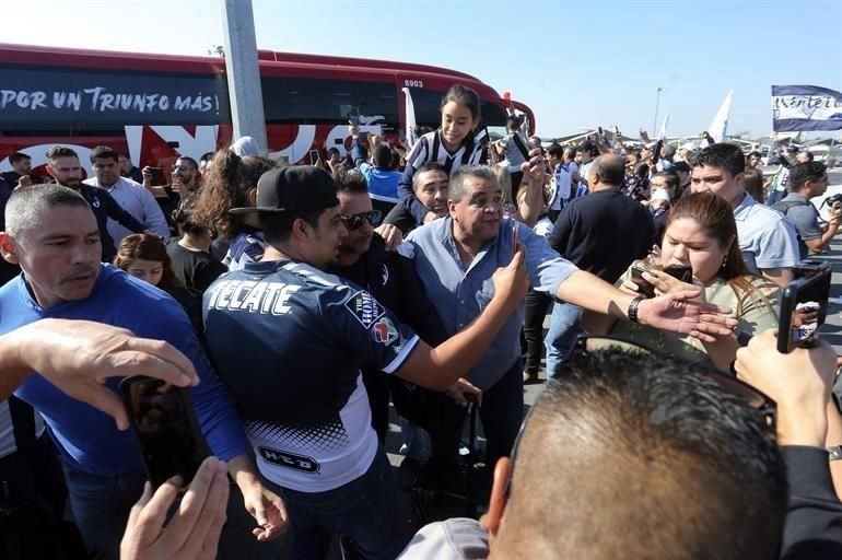 Cientos de aficionados acudieron al Aeropuerto Internacional de Monterrey para despedir a los Rayados, quienes este domingo partieron rumbo a Qatar para disputar el Mundial de Clubes.