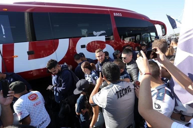 Cientos de aficionados acudieron al Aeropuerto Internacional de Monterrey para despedir a los Rayados, quienes este domingo partieron rumbo a Qatar para disputar el Mundial de Clubes.