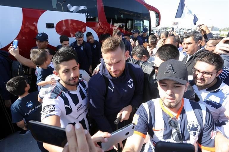 Cientos de aficionados acudieron al Aeropuerto Internacional de Monterrey para despedir a los Rayados, quienes este domingo partieron rumbo a Qatar para disputar el Mundial de Clubes.