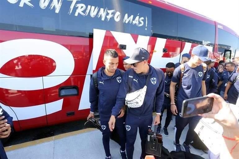 Cientos de aficionados acudieron al Aeropuerto Internacional de Monterrey para despedir a los Rayados, quienes este domingo partieron rumbo a Qatar para disputar el Mundial de Clubes.