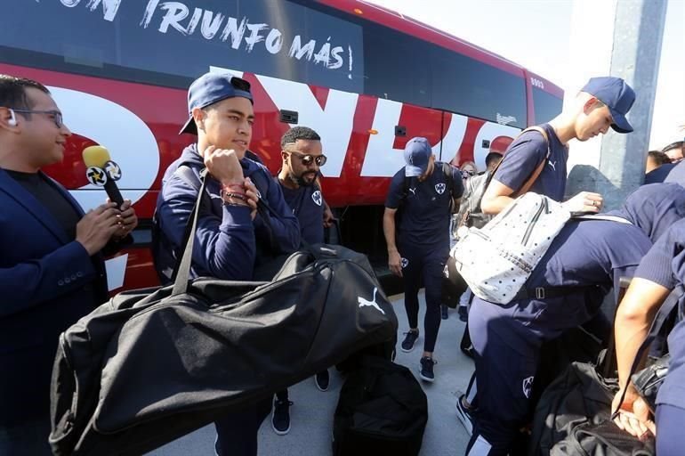 Cientos de aficionados acudieron al Aeropuerto Internacional de Monterrey para despedir a los Rayados, quienes este domingo partieron rumbo a Qatar para disputar el Mundial de Clubes.