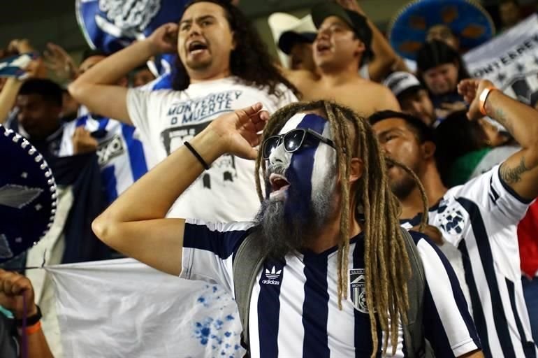 Afición rayada presente en el encuentro contra Al Sadd