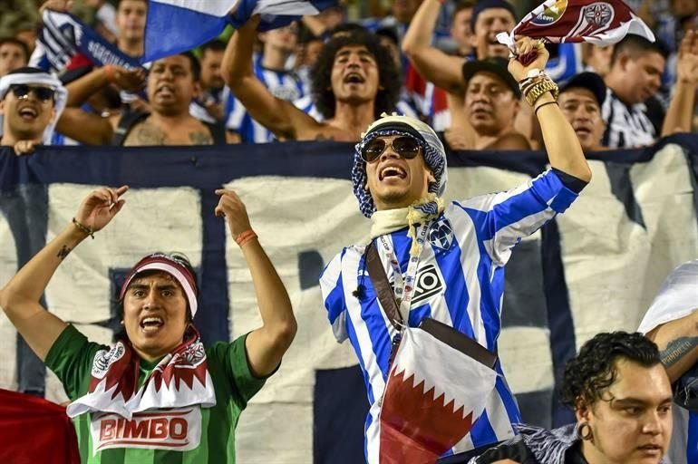 Observa el color de la afición rayada en Qatar, en el triunfo de Rayados 3-2 sobre Al Sadd.