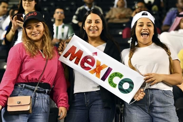 Observa el color de la afición rayada en Qatar, en el triunfo de Rayados 3-2 sobre Al Sadd.