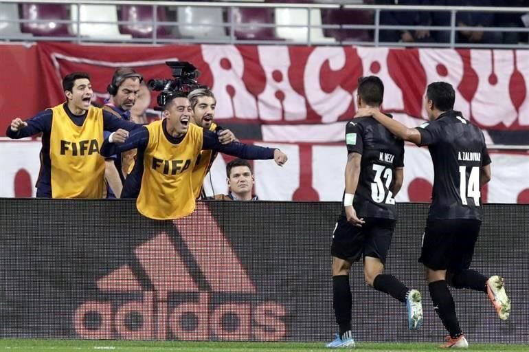 El argentino celebró en grande con la banca rayada.