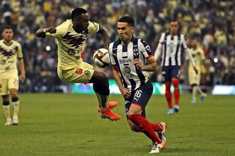 Fuerte disputa por el balón en media cancha.