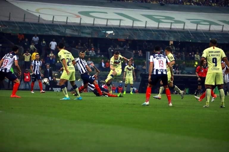 El uruguayo Federico Viñas puso al frente a los locales al minuto 5 con este zurdazo.