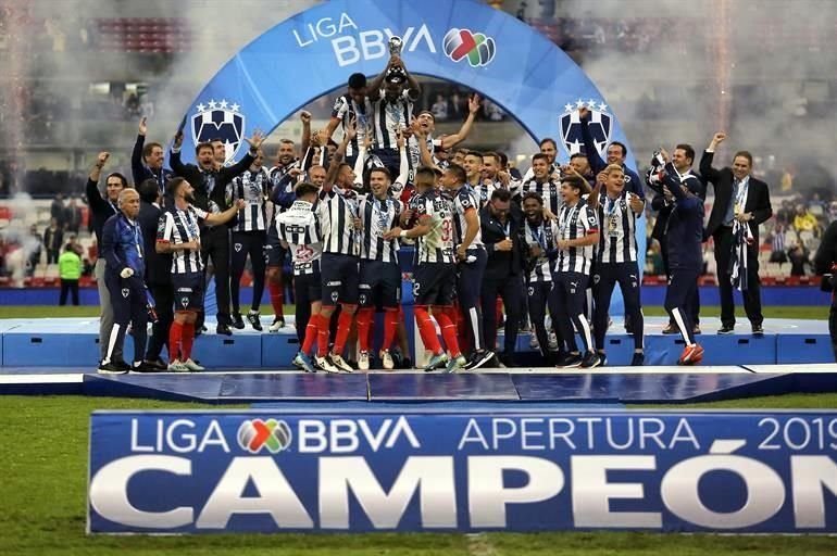 Rayados ganó su quinto título de Liga y los festejos en la cancha no se hicieron esperar.