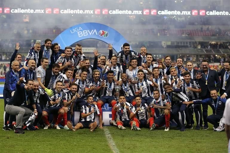 Rayados ganó su quinto título de Liga y los festejos en la cancha no se hicieron esperar.