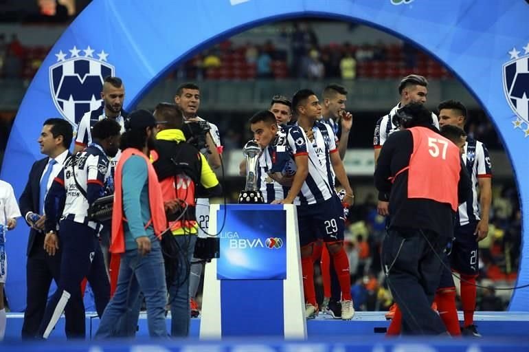 Rayados ganó su quinto título de Liga y los festejos en la cancha no se hicieron esperar.