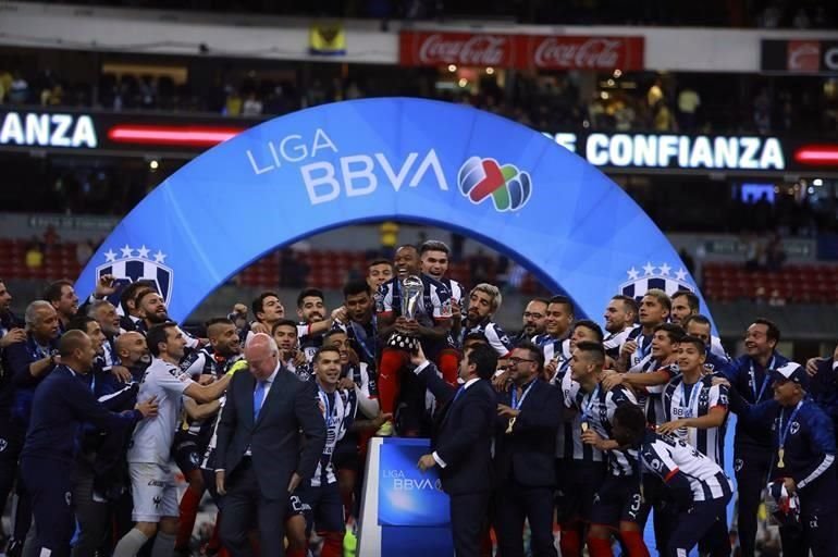 Rayados ganó su quinto título de Liga y los festejos en la cancha no se hicieron esperar.